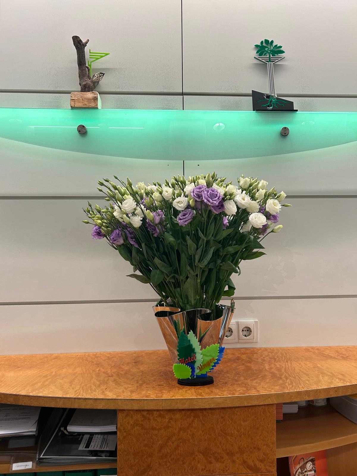 Blumenstrauß in weiß und lila.